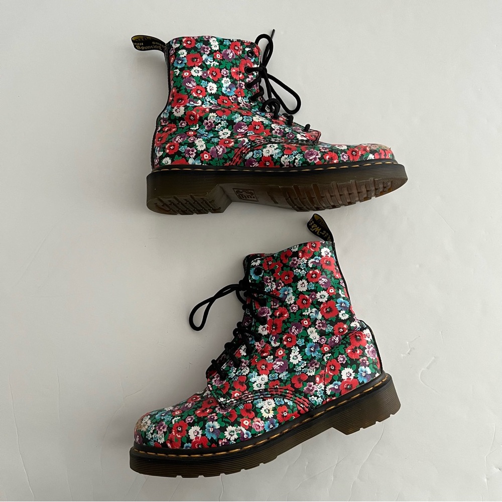 028 - WOMENS DR MARTENS DOC MARTENS PASCAL COMBAT WANDERLUST FLORAL SHOES BOOTS